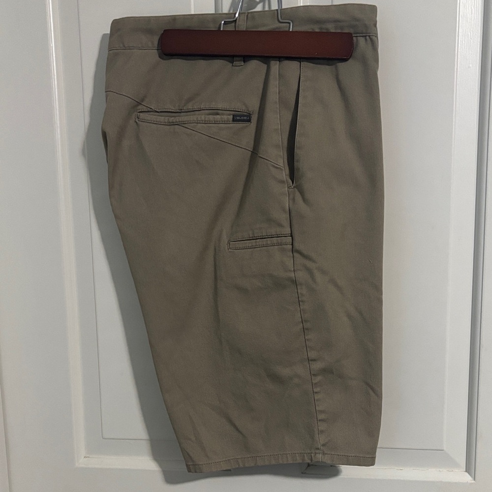 Men's Volcom khaki Shorts, size 32
